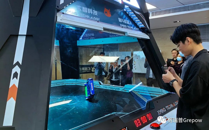 玄智科技同事在新辦公場所，展示了輕量級格斗機器人表演