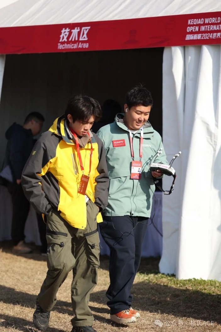 左云飛屹、右李冠辰